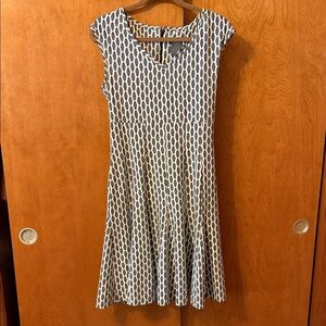 Taylor Sleeveless Midi Dress in White and Gray Geometric Print